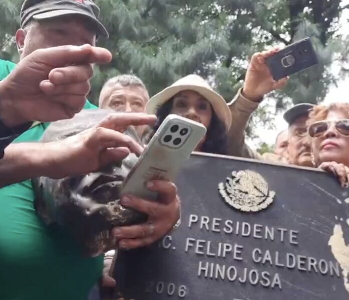 Protesta del SME termina con la estatua de Calderón sin cabeza en Los Pinos