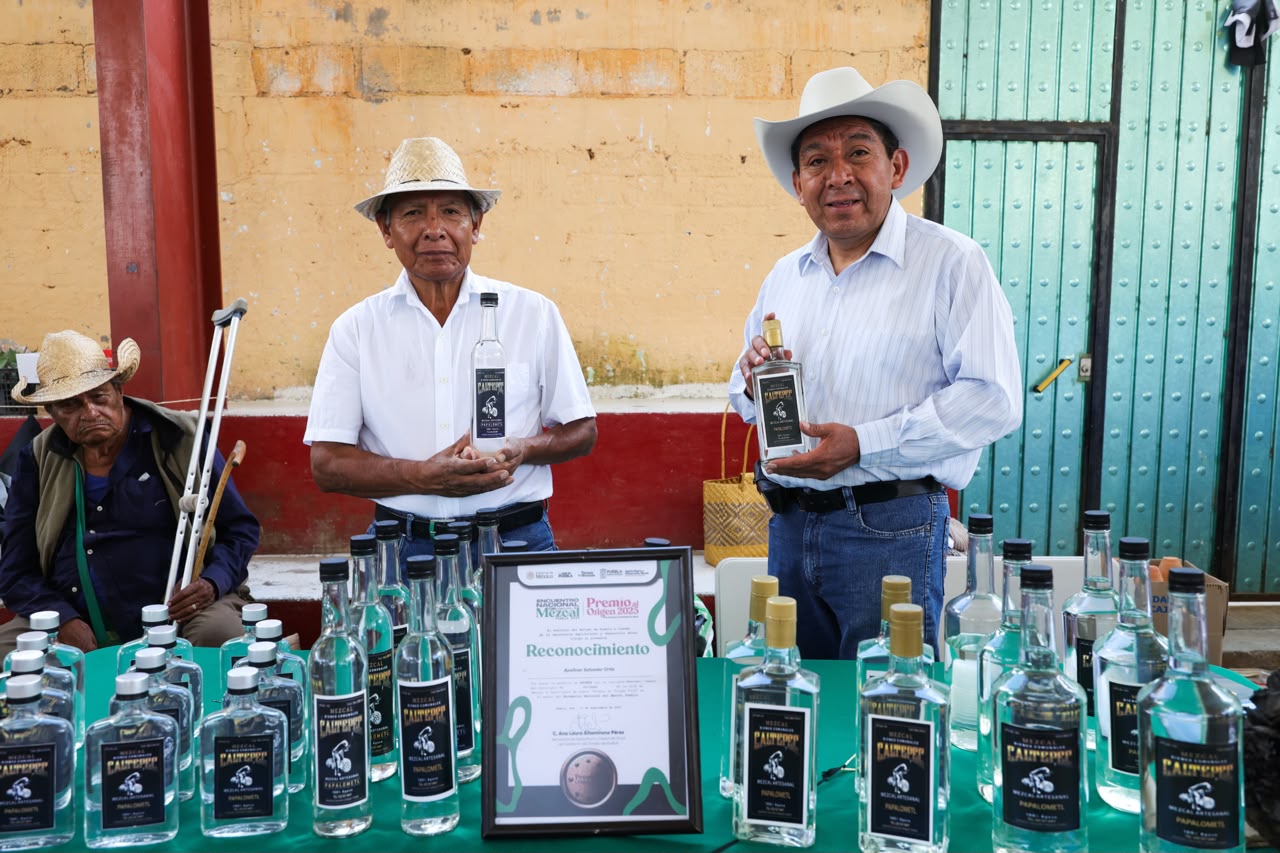 Gobierno Estatal impulsa mezcal, artesanías y riqueza comunitaria en Caltepec
