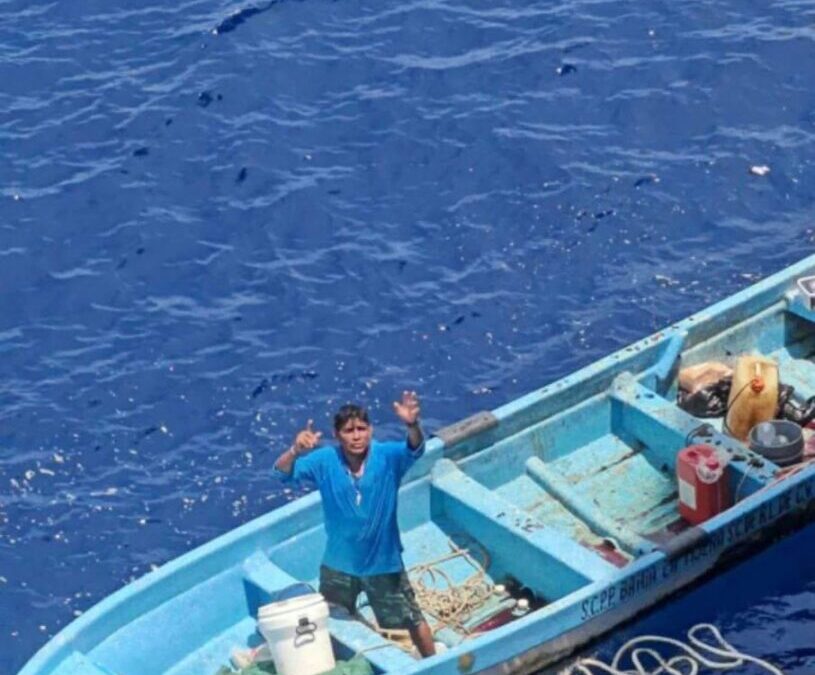 Sobrevive pescador perdido en el Pacífico; fue encontrado a 481 kilómetros de Huatulco