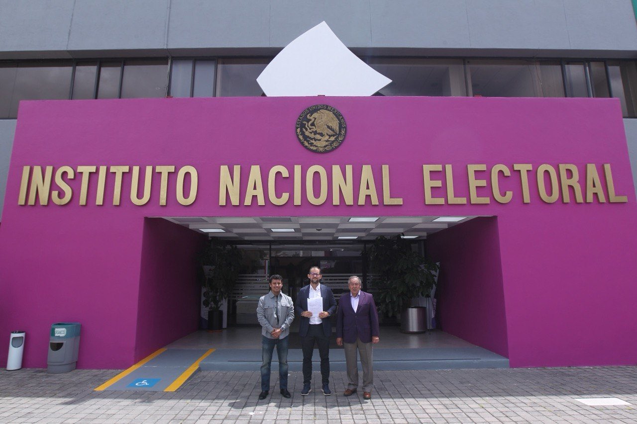 Movimiento Ciudadano lleva al INE su reclamo contra los destapes de Morena para 2027