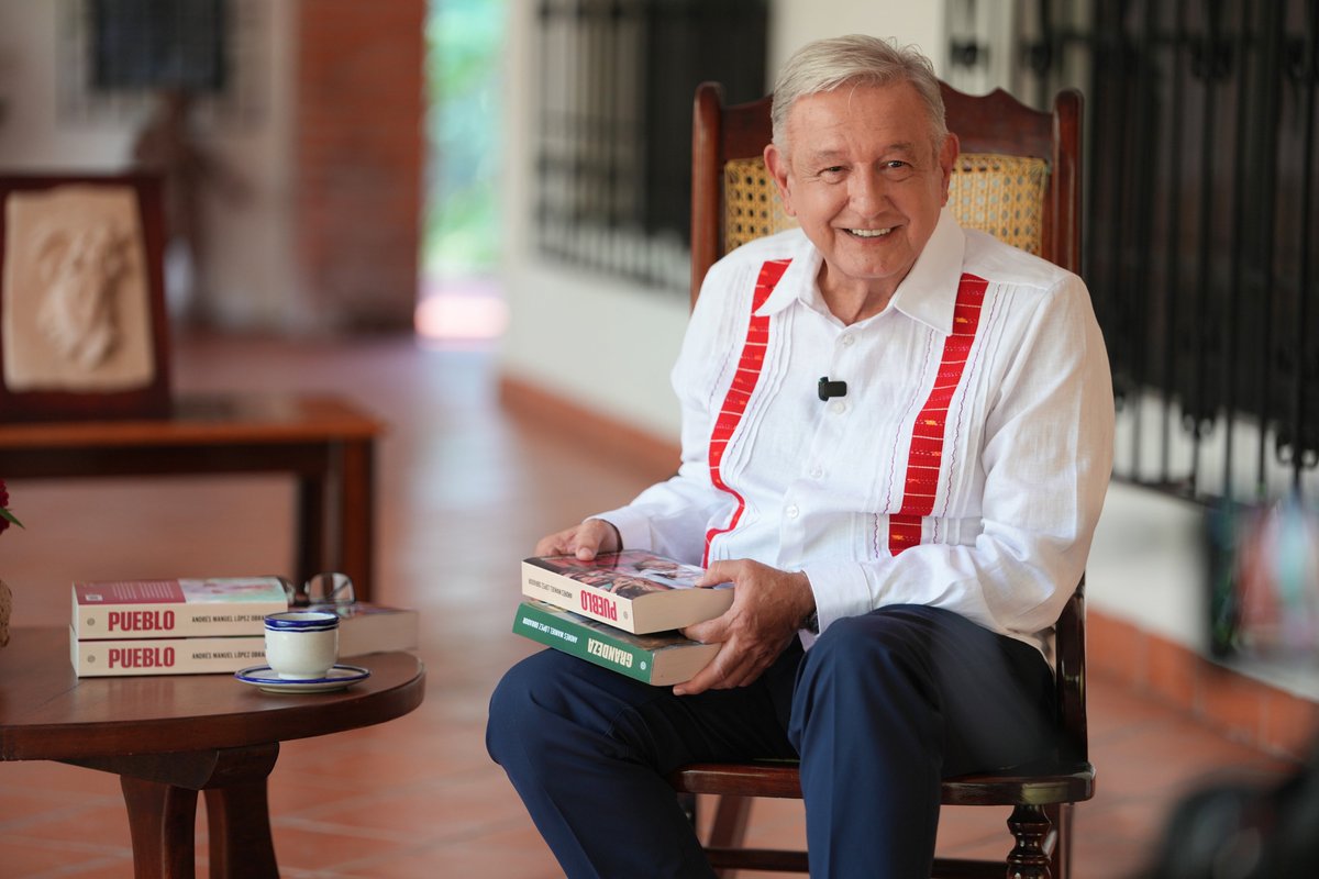 AMLO reaparece desde La Chingada para presentar su nuevo libro, Pueblo