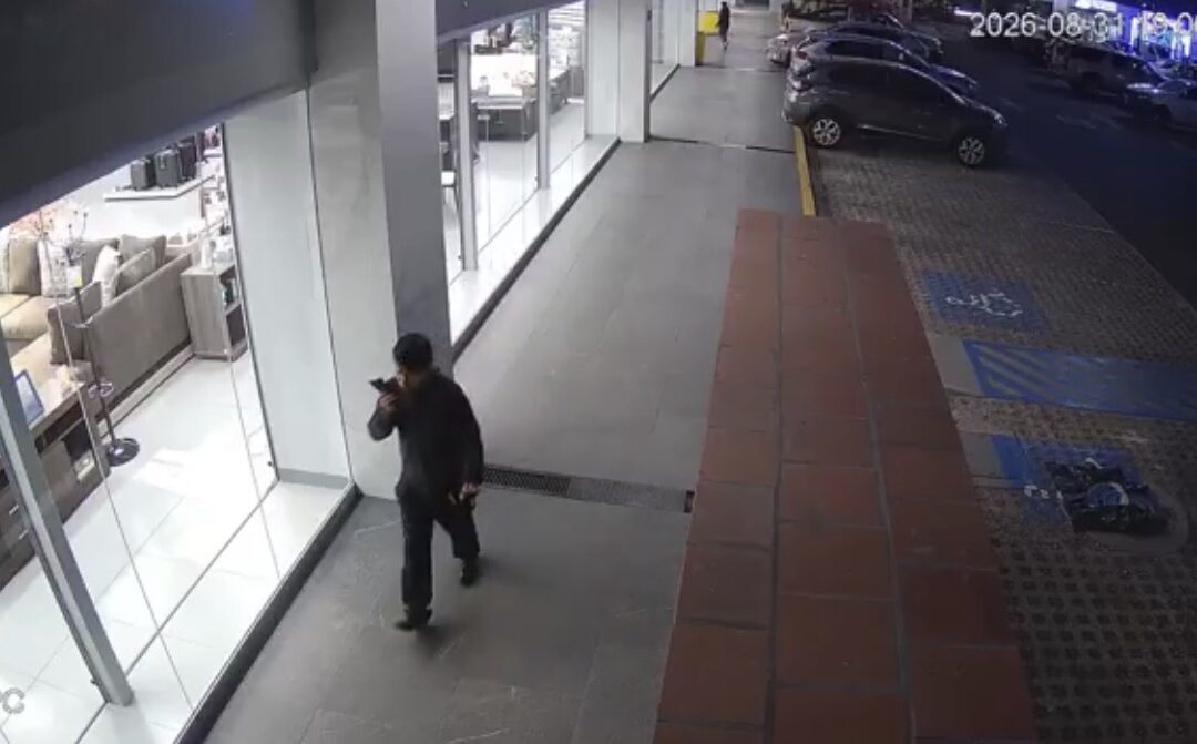 Pánico en Lomas de Angelópolis: dos sujetos armados atracan Coppel y huyen en moto