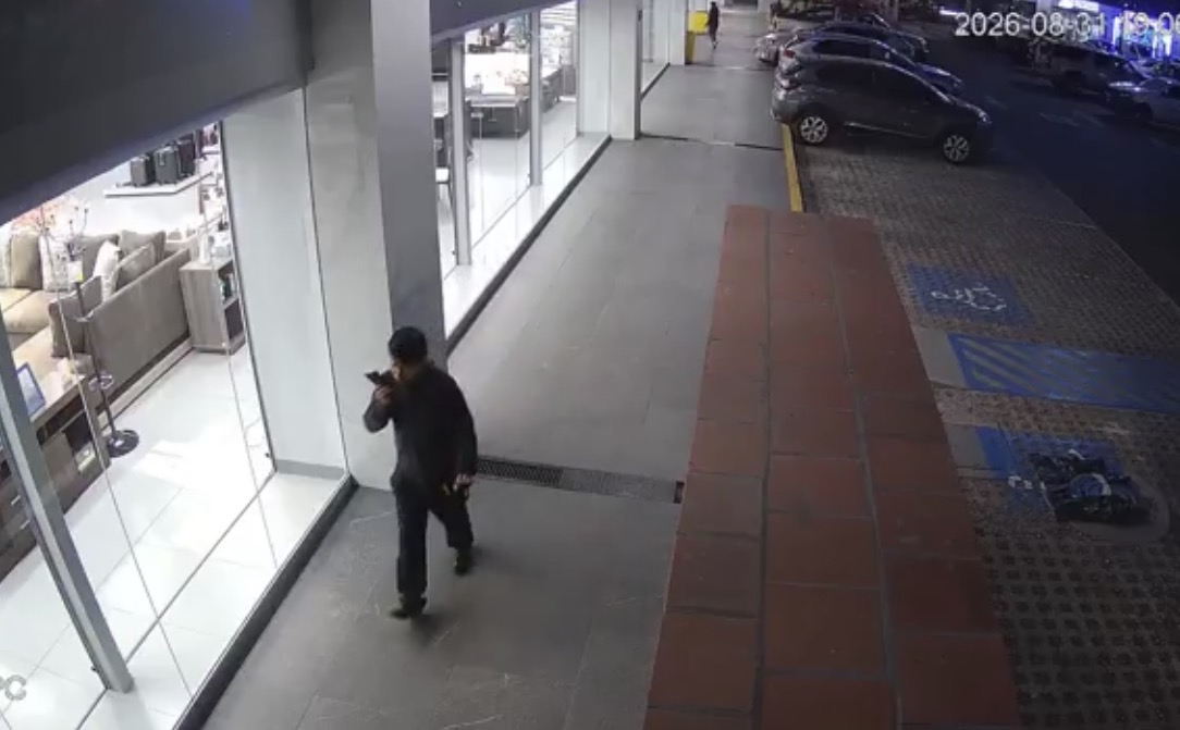 Pánico en Lomas de Angelópolis: dos sujetos armados atracan Coppel y huyen en moto
