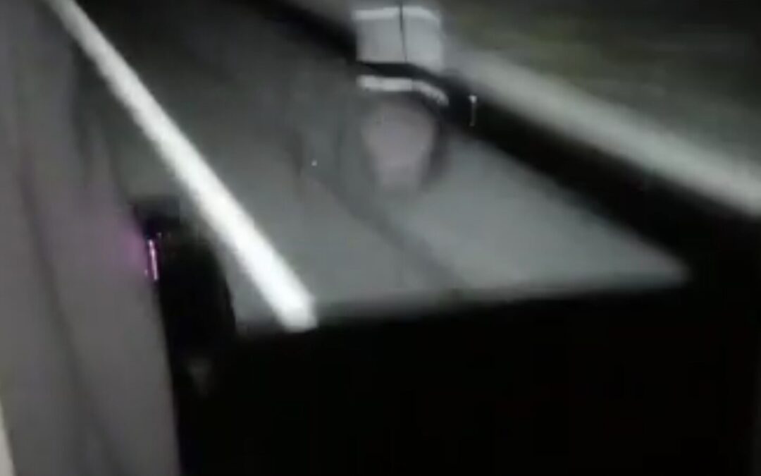 Piedras contra autobús que viajaba de Puebla a Oaxaca; conductor evita detenerse