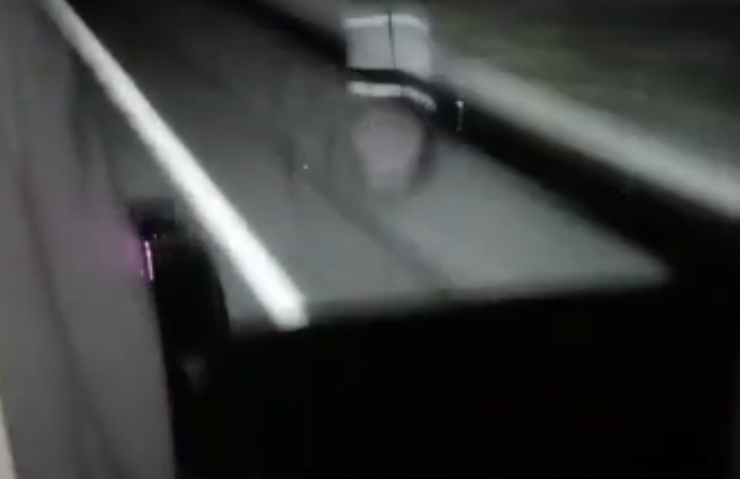 Piedras contra autobús que viajaba de Puebla a Oaxaca; conductor evita detenerse