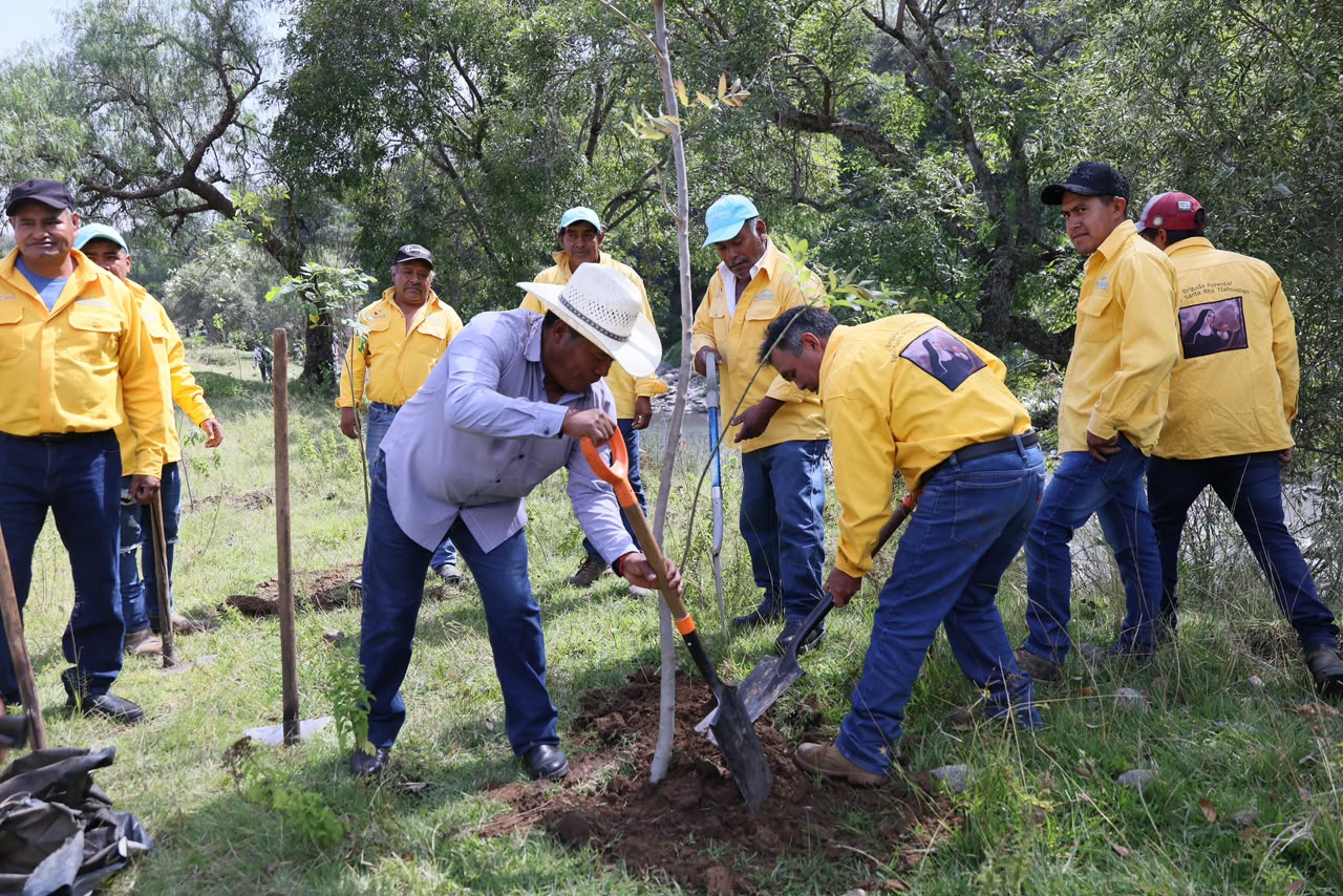 Gobierno estatal participa en jornada para sanear el río Atoyac.