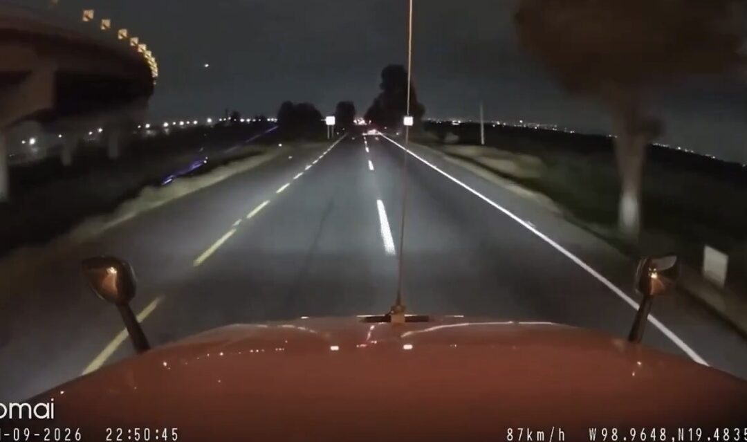 Video capta intento de asalto a tráiler mediante un “cerrón” en Estado de México