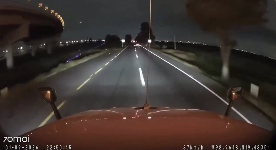 Video capta intento de asalto a tráiler mediante un “cerrón” en Estado de México
