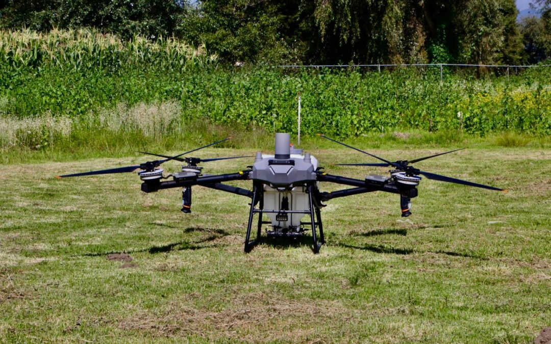 Impulsa UTH innovación tecnológica en el campo con demostración de dron