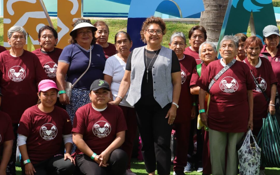 Tere Alfaro acompaña a más de 600 adultos mayores al parque acuático