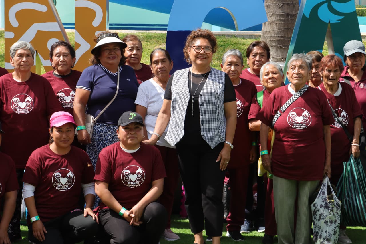 Tere Alfaro acompaña a más de 600 adultos mayores al parque acuático
