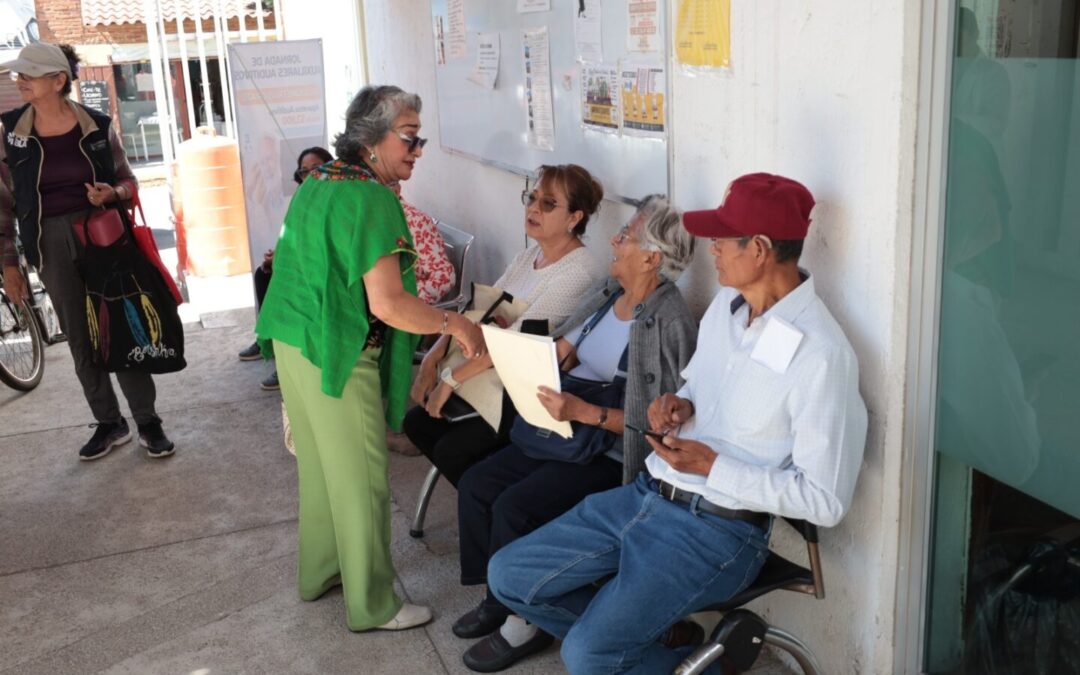Benefician a más de 50 personas adultas mayores con jornada de salud auditiva en Casa del Abue