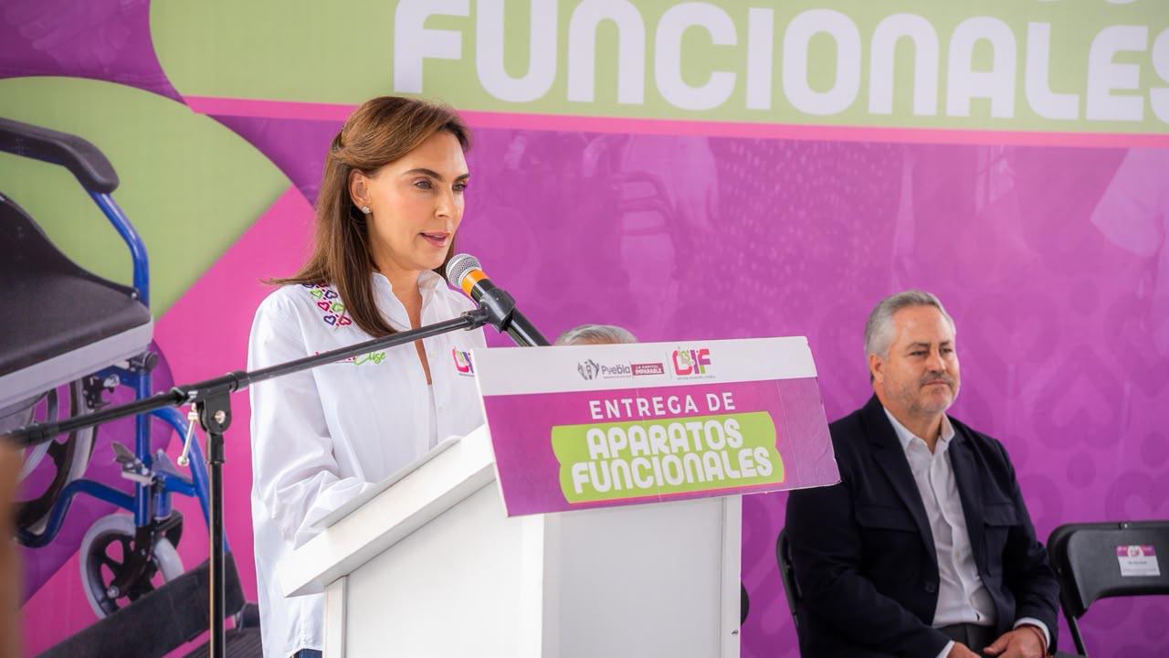 MariElise Budib entrega 60 aparatos funcionales y auditivos como parte de las acciones de inclusión del SMDIF