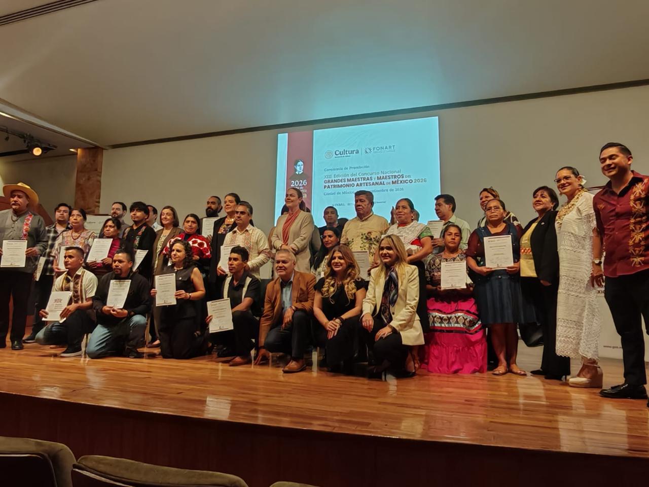 Artesana poblana es reconocida por preservar tradición textil de Naupan
