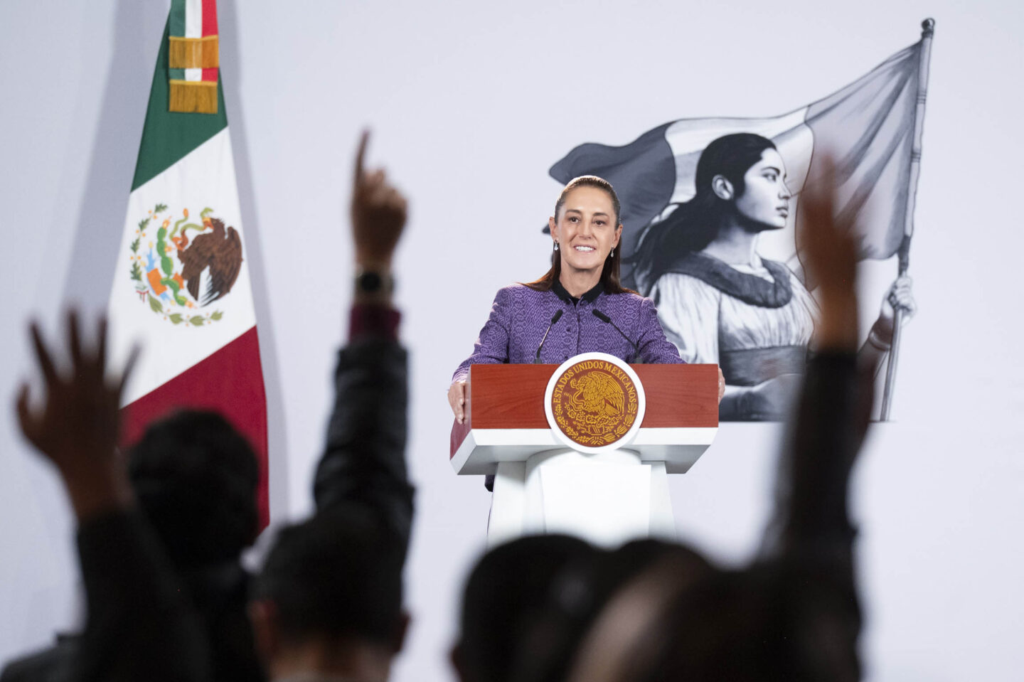 Sheinbaum defiende reforma de nacionalidad única: “Una bandera, una patria”