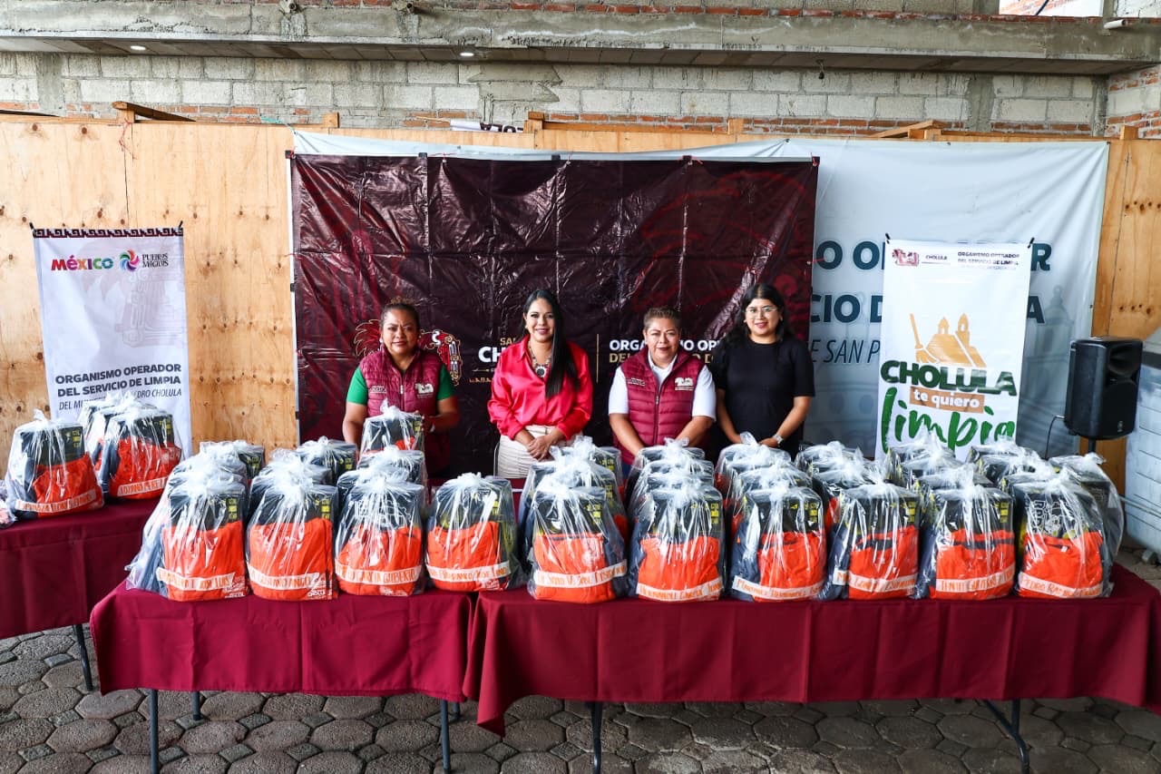 Tonantzin Fernández entrega 75 uniformes al personal de limpia de San Pedro Cholula