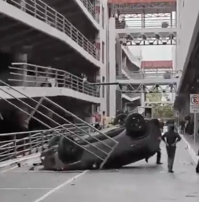 Mujer pierde el control y vehículo cae desde tercer piso en Galerías Coapa