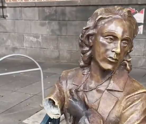 Vuelven a vandalizar estatua de Elena Garro en Puebla