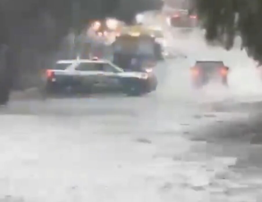 Lluvia provoca inundaciones y autos varados en Puebla y la zona metropolitana
