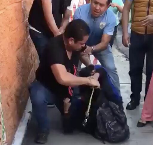 Agreden a mujer frente a primaria en Chilpancingo; padres someten al presunto agresor