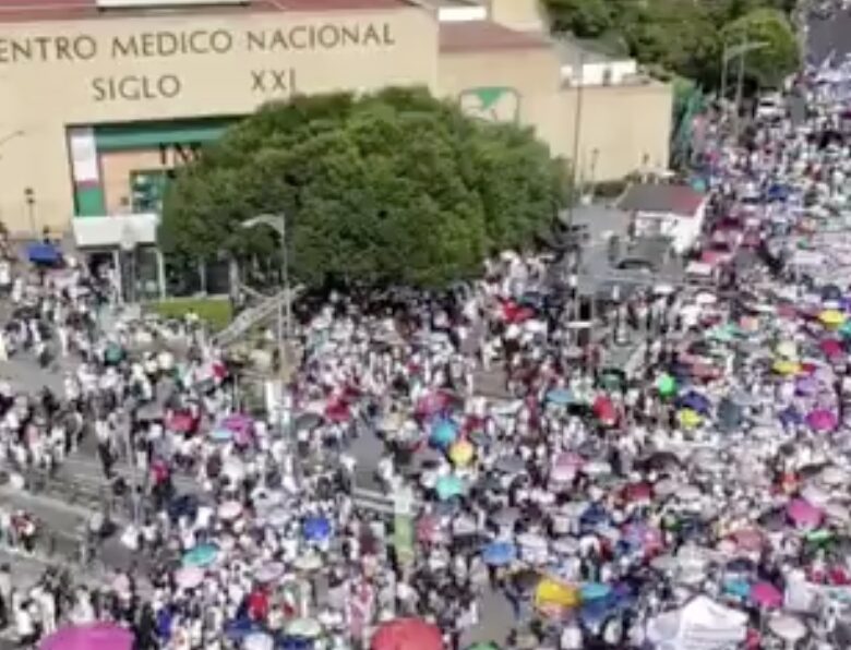 Trabajadores y jubilados del IMSS marchan en CDMX; exigen aumento salarial y abasto de insumos