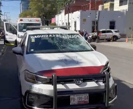 Patrulla presuntamente impacta a pareja en motocicleta en la 21 Poniente y 13 Sur