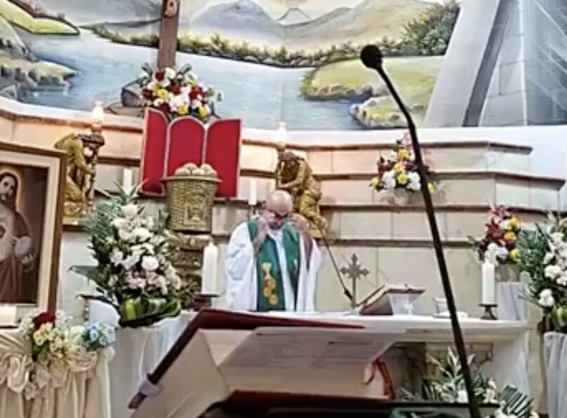 Muere sacerdote durante misa en Ecuador tras caerle una pesada cruz de madera