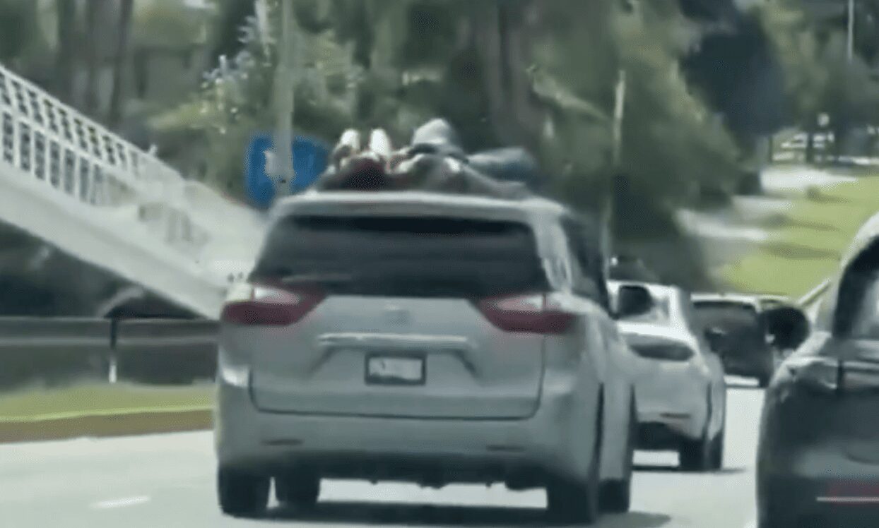 Multan a conductor por llevar a dos mujeres sobre el techo de su vehículo en la Vía Atlixcáyotl