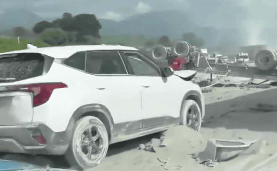 Tráiler con material de construcción provoca carambola mortal en la México-Puebla