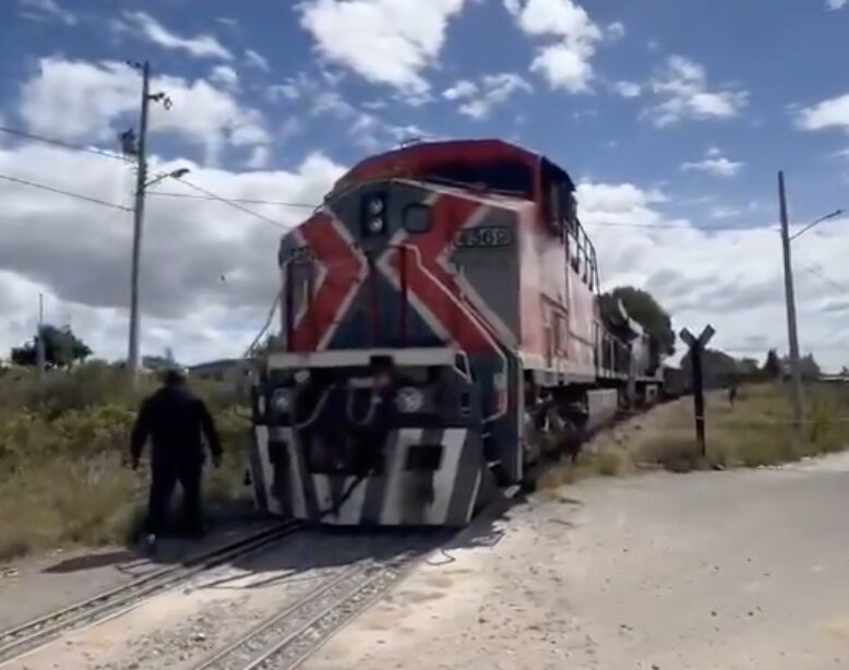 Tragedia en Coronango: tren arrolla a joven que cruzaba las vías