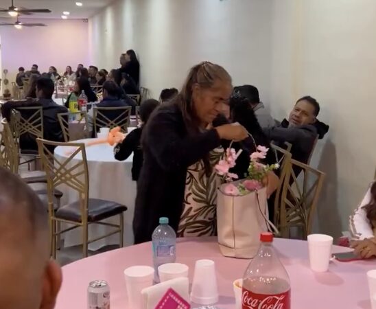 Invitada intenta llevarse hasta el servilletero y se vuelve viral