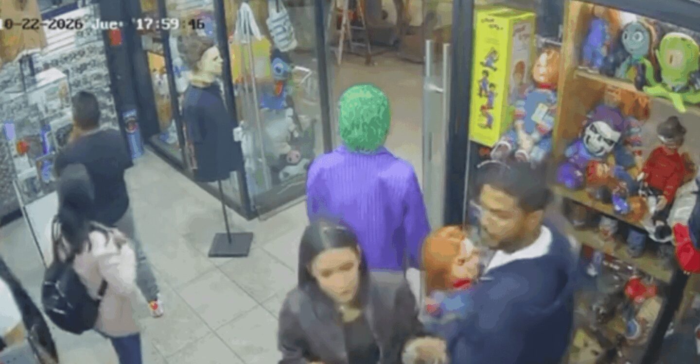¡Ni Chucky se salvó! Viralizan video de presunto robo en una tienda de Puebla