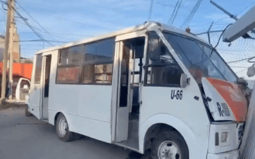 Combi de la ruta Nueva Visión choca contra taxi y dos viviendas en Granjas Puebla