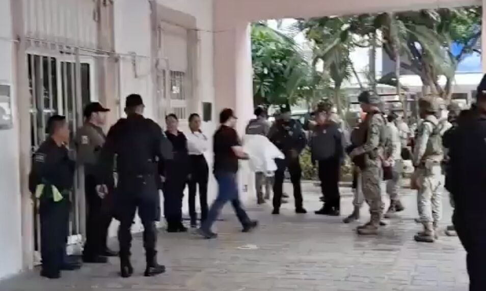 Abandonan hielera con presuntos restos humanos frente al Palacio Municipal de Mazatlán