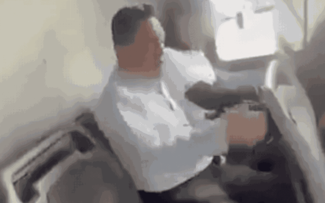 Pasajera confronta a presunto acosador que fotografiaba a una joven dormida en microbús de CDMX