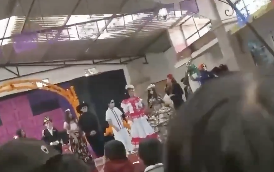 Vestido de hojas de maíz se incendia durante concurso de Catrinas; estudiante permanece grave