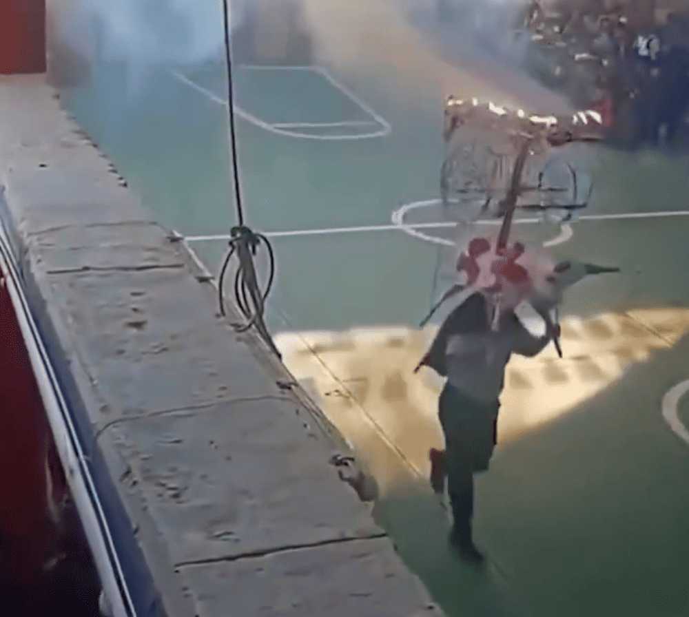 Torito pirotécnico se sale de control en festejo de Xantolo; dos alumnos resultan lesionados en Veracruz
