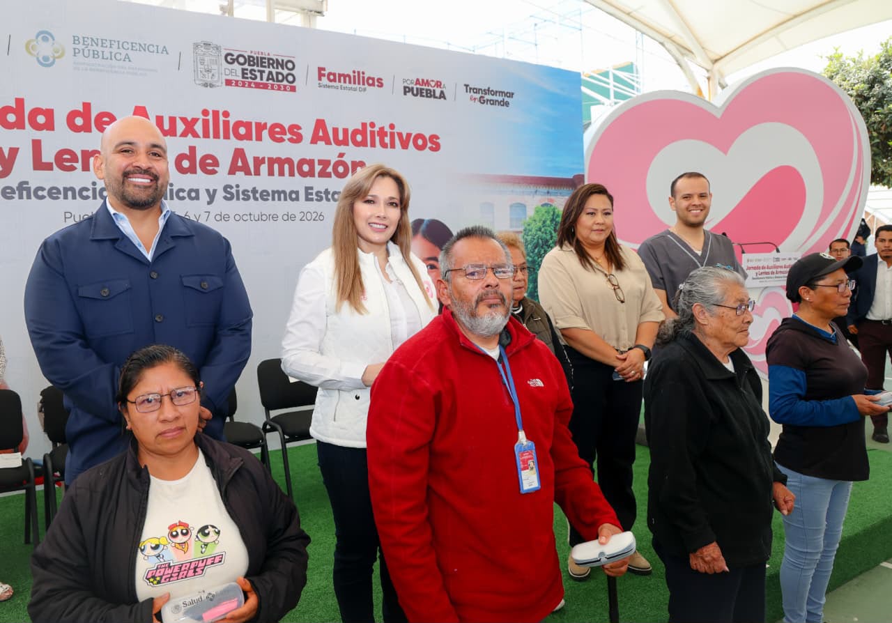 Beneficencia Pública y Ceci Arellano acercan apoyos auditivos y visuales a familias poblanas.