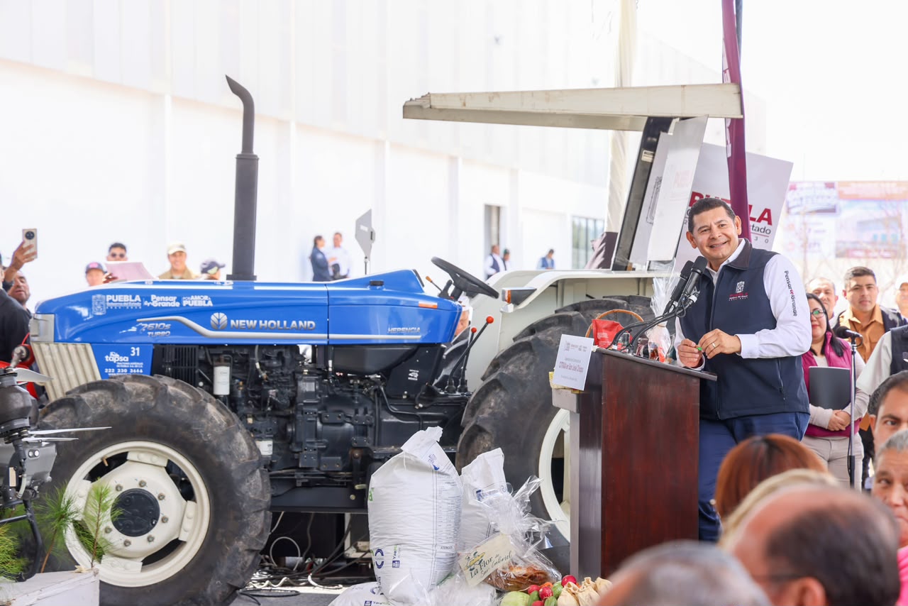 Gobernador Alejandro Armenta acerca maquinaria y tecnología agrícola a San José Chiapa
