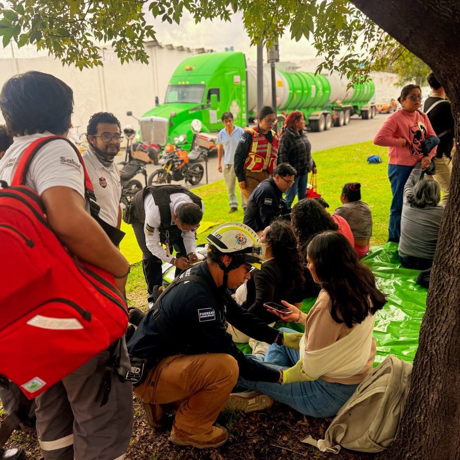 Choque entre tres unidades deja 16 personas lesionadas en Puebla