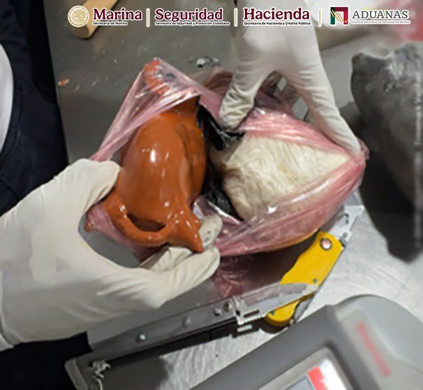 Decomisan más de 8 kilos de cocaína ocultos en artesanías procedentes de Perú en el AICM
