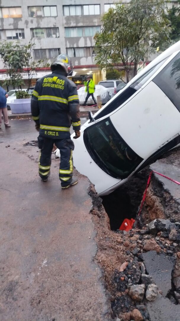 Auto cae en socavón frente a clínica del IMSS en Tlatelolco; no hay lesionados