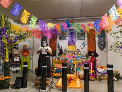 Inaugura UNICREA ofrenda de Día de Muertos con estudiantes y Ricardo Arnaiz