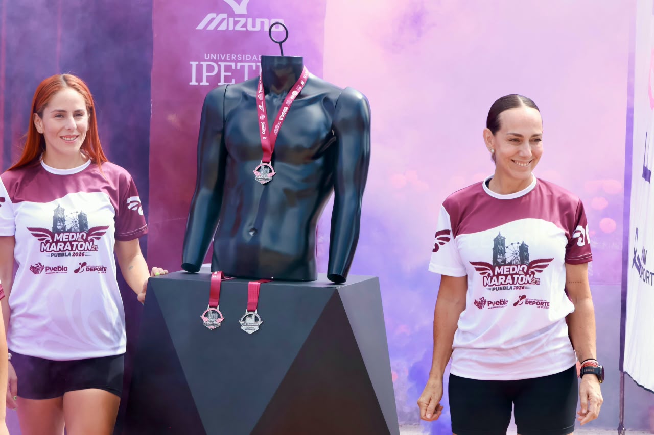 Presenta Gobierno de Pepe Chedraui playera y medalla del Medio Maratón 21K Puebla 2026