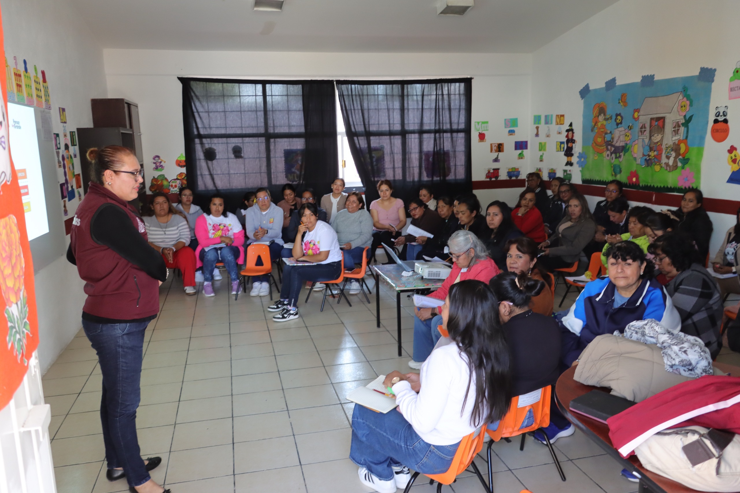 Maestras de los CAIC fortalecen sus herramientas educativas