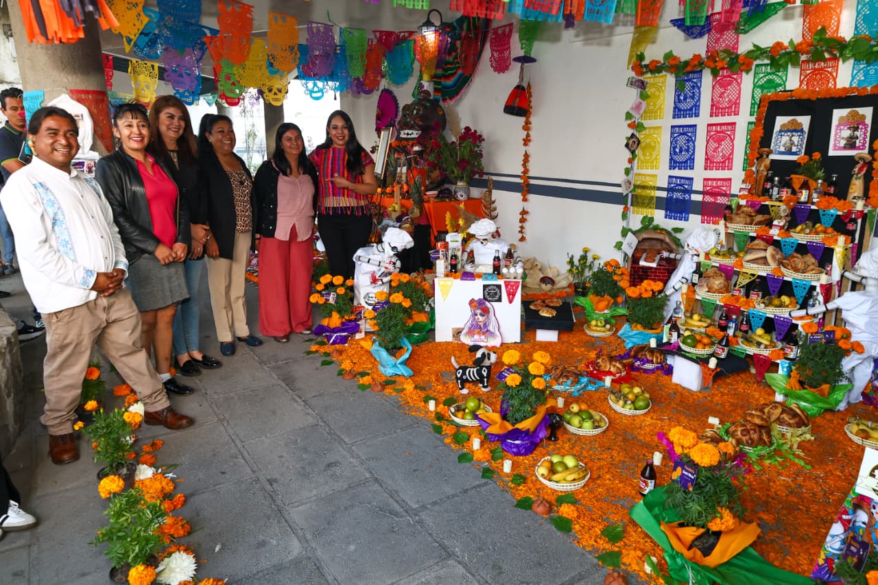 Inaugura Tonantzin Fernández ofrenda en la presidencia municipal